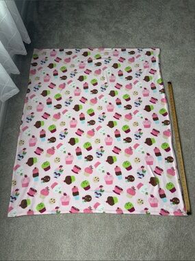 Kohls home classics dessert Pink Cupcake ice cream Cookie Fleece blanket 2012